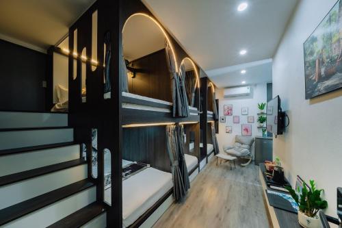 a room with a hallway with a bunk bed at Harry Homestay in Cat Ba