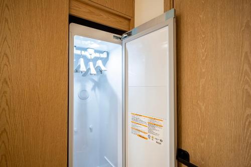 einen Kühlschrank mit einem Skelett an der Tür in der Unterkunft H Avenue Gumi Okgye in Gumi