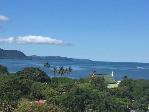 una vista del océano con una casa y árboles en 1. Studio at Somphong Ban Amphur beach Thailand, en Na Jomtien