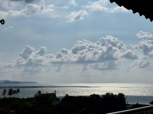Una vista del océano en un día nublado en 1. Studio at Somphong Ban Amphur beach Thailand, en Na Jomtien