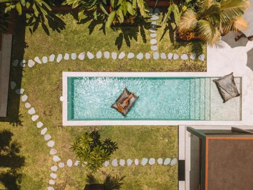 Una vista aérea de una piscina en un patio. en Lasai Villas, en Gili Air