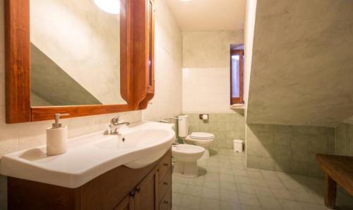 アリ・テルメにあるVilla Brezza Marinaのバスルーム(洗面台、トイレ、鏡付)