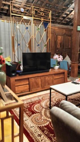 Φωτογραφία από το άλμπουμ του VILLACANTIK Yogyakarta triple bed for six persons σε Bantul