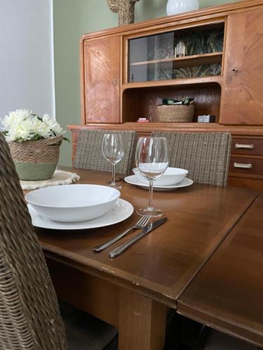 科布倫茨的住宿－Schängelrooms，一张木桌,上面放有盘子和酒杯