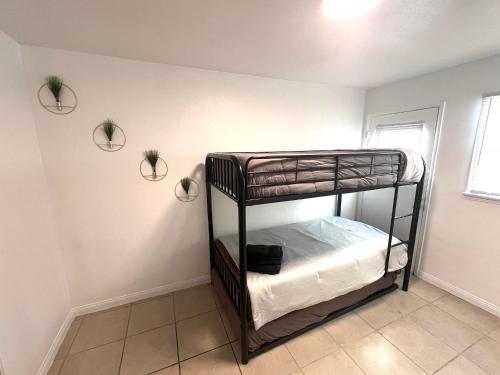 1 dormitorio con 1 litera en una habitación en Modern Apartment near Disneyland & DTLA, en Bellflower