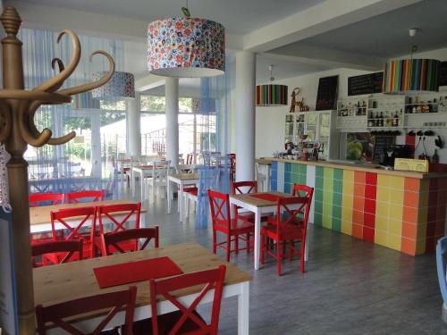 Reštaurácia alebo iné gastronomické zariadenie v ubytovaní Wioska pod Kogutem