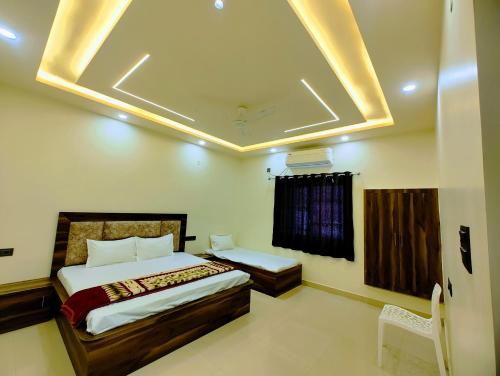 a bedroom with a bed and a ceiling at BRiJWAS DHAM in Vrindāvan