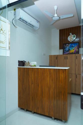 eine Küche mit einer Holztheke und einer Decke in der Unterkunft Hotel Shyam Palace in Rajkot