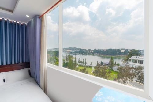 Výhled na řeku, která protéká v blízkosti hotelu