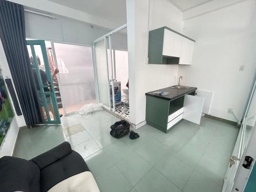 Зона вітальні в Airport full-furnished Studio apartment, separated kitchen