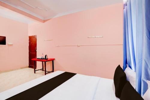 Un pat sau paturi într-o cameră la OYO Hotel Abhilasha
