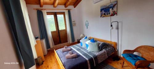 1 dormitorio con 1 cama y 1 silla en Villa Sarichel en Nikithianós