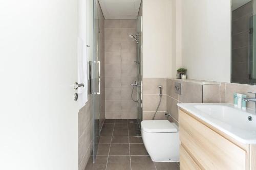 uma casa de banho com um WC, um lavatório e um chuveiro em Frank Porter - Golf Vita em Dubai Marina