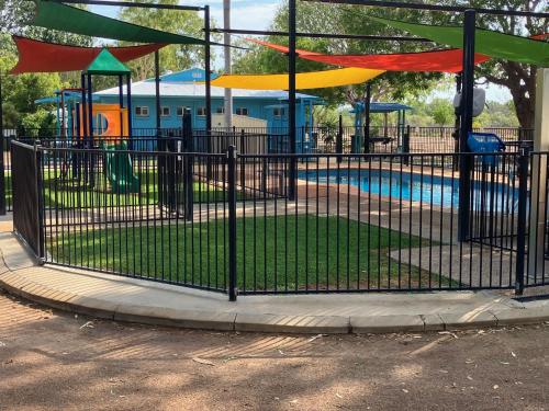 um parque com parque infantil com piscina em Karumba Point Holiday & Tourist Park em Karumba