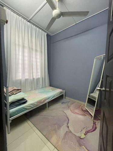 Zimmer mit einem Bett und einem Fenster in der Unterkunft Homestay Haris nearby USIM in Nilai