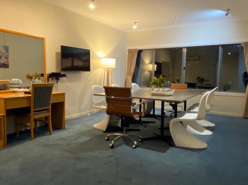 a dining room with a table and chairs at Saxton Lodge Motel in Nelson