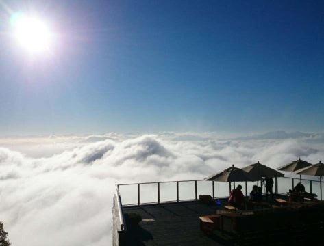 a view of the clouds from the top of a mountain at 志賀高原 白い温泉 渓谷の湯 in Yamanouchi