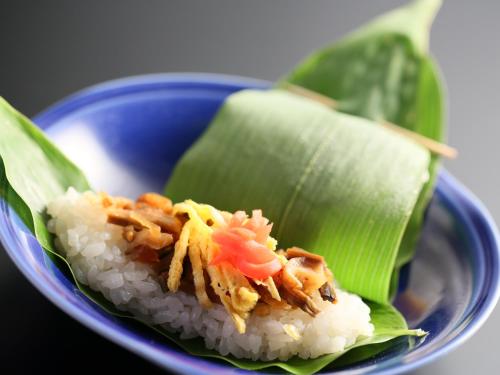a blue plate with rice and vegetables on at 志賀高原 白い温泉 渓谷の湯 in Yamanouchi