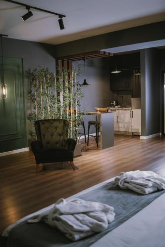 a room with a bed and a chair and a kitchen at ENNA SUIT HOTEL in Nilüfer