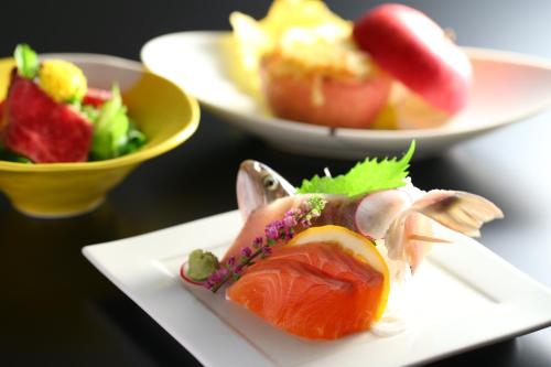 a plate of food with sushi on a table at 志賀高原 白い温泉 渓谷の湯 in Yamanouchi