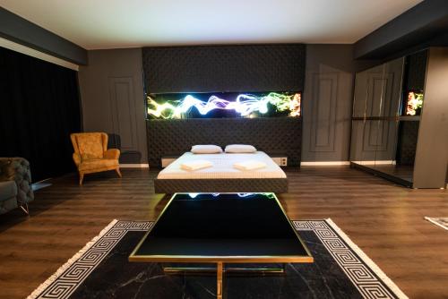 a bedroom with a bed in a room at ENNA SUIT HOTEL in Nilüfer