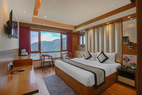 Postel nebo postele na pokoji v ubytování Mahaveer Shimla By Royal Collection Hotels