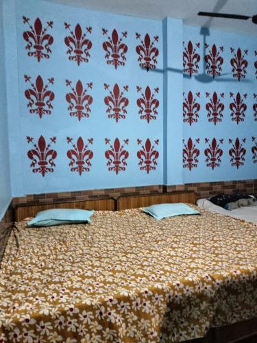 Una cama o camas en una habitación de KB SINGH PALACE