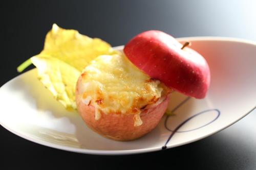 an apple with a bite out of it on a plate at 志賀高原 白い温泉 渓谷の湯 in Yamanouchi