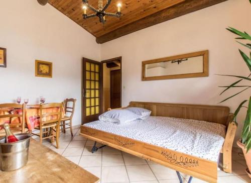 Schlafzimmer mit einem Bett, einem Tisch und Stühlen in der Unterkunft Appartement les Nattes in Passy