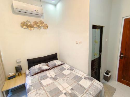 1 dormitorio con 1 cama en una habitación en Pelemsewu Living Homestay Jogja, en Jarakan