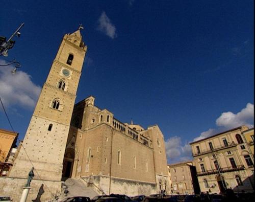 un grand bâtiment avec une tour d'horloge. dans l'établissement La Vignaiola, à Torrevecchia Teatina