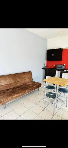 una panca in legno in una stanza con tavolo e sedie di LOP’z ad Altamira