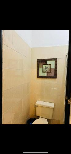 a bathroom with a toilet and a picture on the wall at LOP’z in Altamira