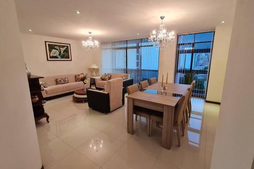 een woonkamer met een tafel en een bank bij Apartamento Montecarlo 1 in Sucre