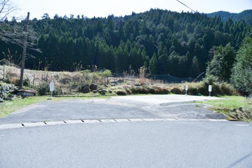 an empty road in the middle of a mountain at 安全第一客室 Anzen Daiichi INN in Nishiawakura