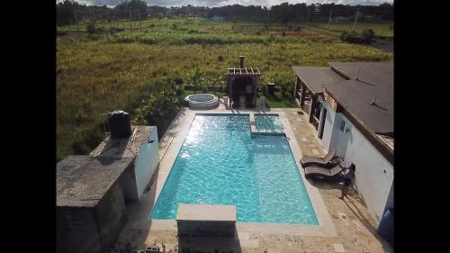 uma vista superior de uma piscina numa casa em Lujosa Villa Privada Con piscina em La Joya