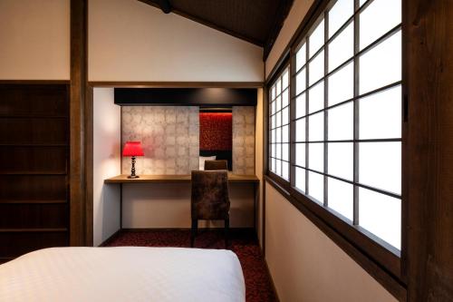京都市にあるRinn Shijo Machiyaのベッドルーム1室(ベッド1台、デスク、窓付)