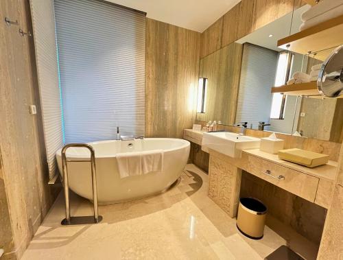 Crowne Plaza Greater Noida by IHGにあるバスルーム