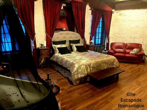 1 dormitorio con cama, sofá y cortinas rojas en Escapade Romantique, en Les Roches-lʼÉvêque