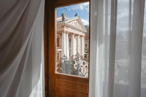 uma vista de um edifício a partir de uma janela em Astoria Grand Hotel em Oradea