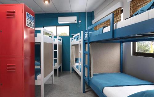 Palanda nebo palandy na pokoji v ubytování Moon Fools Hostel