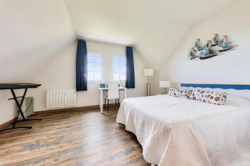 une chambre blanche avec un lit et une table dans l'établissement Port du Crouesty Cap'Océan - maeva Home - Appartement 3 pièces 6 personnes - Sélection - super Home MAE-3541, à Arzon