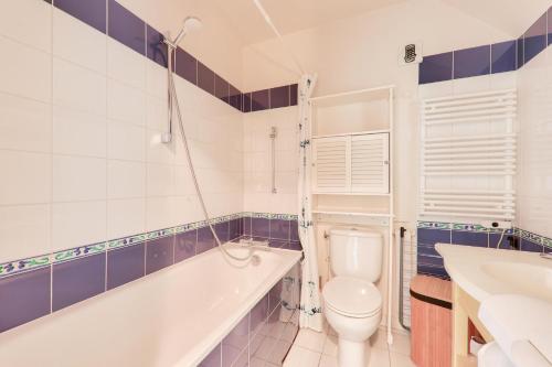 une salle de bain avec une baignoire, des toilettes et un lavabo dans l'établissement Port du Crouesty Cap'Océan - maeva Home - Appartement 3 pièces 6 personnes - Sélection - super Home MAE-3541, à Arzon