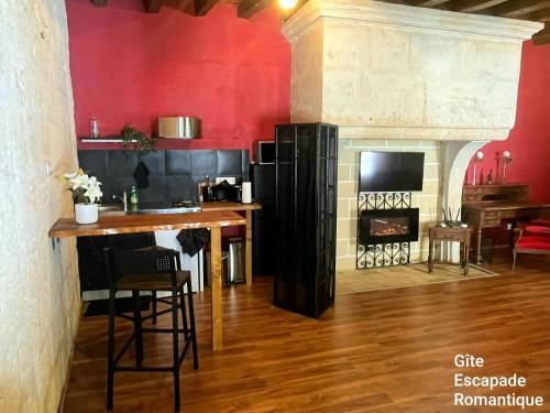 une cuisine avec un bar et une cheminée dans l'établissement Escapade Romantique, à Les Roches-lʼÉvêque