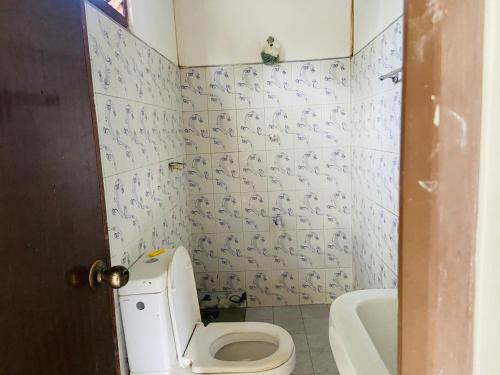 La petite salle de bains est pourvue de toilettes et d'un lavabo. dans l'établissement 336/A ransara, à Galle