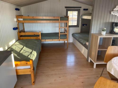 Postel nebo postele na pokoji v ubytování Gökaskratts Camping
