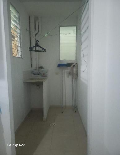 een kleine badkamer met een wastafel en een raam bij APARTAMENTO 3 HABITACIONES 6 PERSONAS SIN AIRE ACONDICIONADO - ventilador MAS DE 3 NOCHES in Valledupar