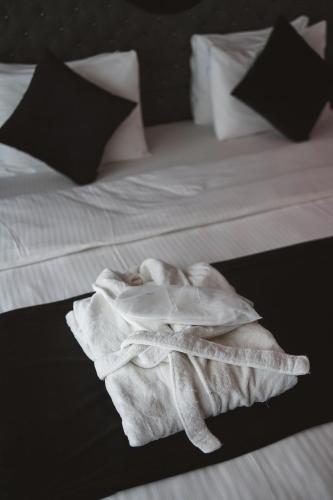 a white blanket sitting on top of a bed at ENNA SUIT HOTEL in Nilüfer