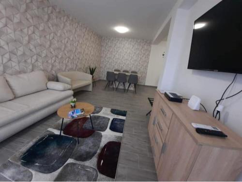 TV a/nebo společenská místnost v ubytování Jókai Apartmanház-Hajdúszoboszló