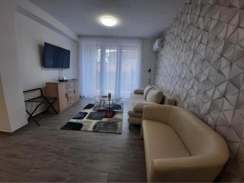 TV a/nebo společenská místnost v ubytování Jókai Apartmanház-Hajdúszoboszló